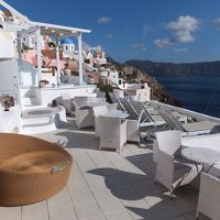 宿泊者共有のテラス、奥にはジャグジー