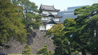 西の丸から見た富士見櫓の正面は美しい