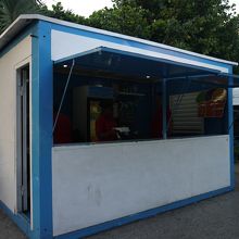 シンプルな店構え