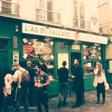 緑色の外観が目印。いつも列ができています。