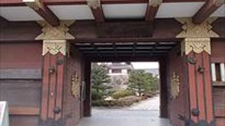 模擬大手門です。山のてっぺんに有るお城は、この門から見る町並みやお城を見る事ができます