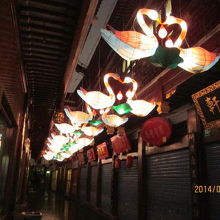 通路の頭上の灯篭。