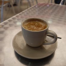 小さな売店が１つ。コーヒーをいただきました。