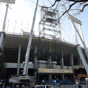 2020年開催の東京オリンピックの新スタジアム建設のため、現在取り壊し工事が始まっています。