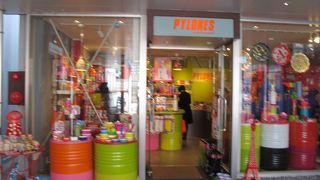 とてもカラフルな雑貨を売っています。