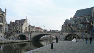 新婚カップルと聖ミヒエル橋