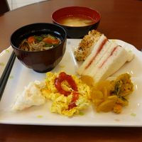 こんな感じの朝食となります。この日は山菜そば