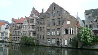 切り妻の屋根の昔の家並みが美しい