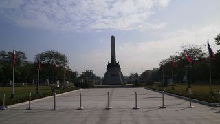 スペインの植民地政策に戦った独立運動家、ホセ・リサール氏を称えて造った像とフィリピンの国旗があります！　～マニラ市民の憩いの場、リサール公園～