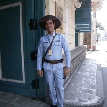 入口ではこのような格好で警備をしています。