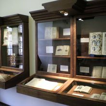 中には貴重な蔵書が飾ってある