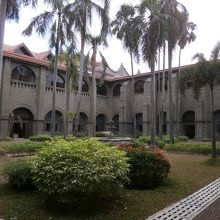 バロック建築の教会ですが、ヤシの木が南国の雰囲気を表現。