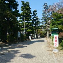 無量寿寺の境内。この横にかきつばた園があります