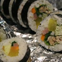 周辺には食堂、コンビニ、カフェ多い