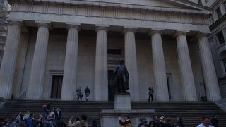 高層ビルの谷間に埋もれています。