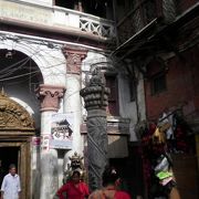 カトマンドゥにあるセト・マチェンドラナート寺院はその前に仏様の石柱像がある。
