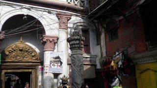 カトマンドゥにあるセト・マチェンドラナート寺院はその前に仏様の石柱像がある。