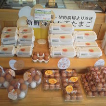スイーツや新鮮な卵、可愛いたまごグッズも販売されています