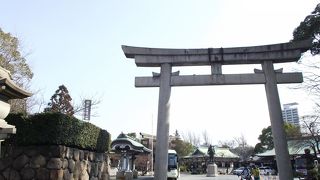 境内に豊臣秀吉公の立派な銅像があります