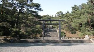 武蔵陵墓地には、大正天皇・皇后、昭和天皇・皇后の計4つの御陵があります。