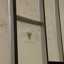 色々な芸能人のサインが書いてあります。（クレヨンポップとか）