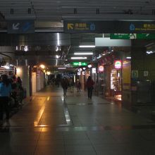 朝早かったので開店準備中のお店も多くちょっと薄暗い