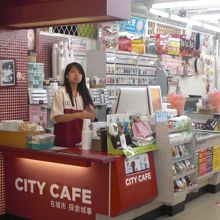 セブンの店員さん。制服はほとんど同じ