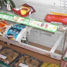 品揃えは豊富。おにぎり・雑誌・アメニティ等日本と同じ