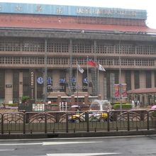 台北駅。この下に広大な地下街が広がってる