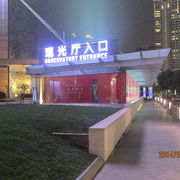 上海の環球金融中心の世界一高い展望台から見た上海の夜景は最高です。