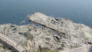 駅から見て江ノ島の一番奥にあります。