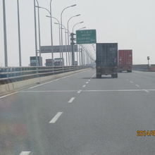 コンテナを運ぶトレーラー。