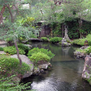 植治の斬新な構成に魅了される庭園