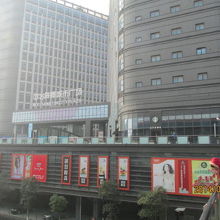 地下鉄１１号線、南翔駅前にオープン