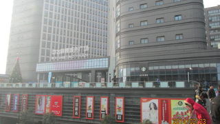 郊外にも大型のショッピングセンターが開店しています。しまむら「飾夢楽」、「洋服の青山」、ダイソーがある。