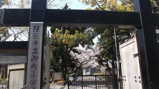 史跡跡の小学校、中に入るには許可を。