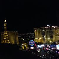 部屋から見えたストリップ。