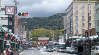 「やさかさん」への通りはいつも大勢の観光客です！