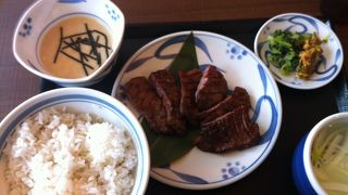 牛タンのねぎし。ときどき麦飯を腹いっぱいたべたくなる。