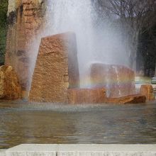 噴水に架かった虹 (分かり難いが中央部です)