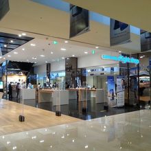 地下は売店。駅から、地下商店街で直結。