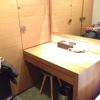 ワークデスク？壁の中に冷蔵庫がありました