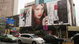 上海の百盛百貨店は最近斜め向かいに大きなショッピングセンター上海の環貿iapm商場が出来てリニューアルする。