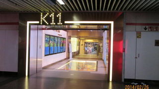 上海のＫ１１は店内デザインも斬新な物があり、扱っている商品もデザイン性が高い物です。