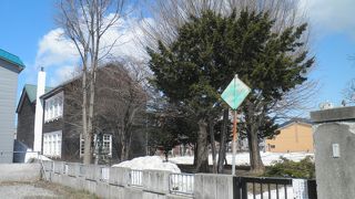 残雪の中にたたずむ校舎