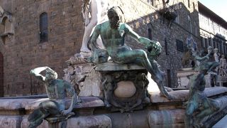 巨大な海神ネプチューン像・・・