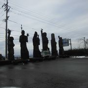 大きな七福神の像が迎えてくれる道の駅