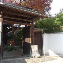 【櫻谷文庫】の表札が出ています。