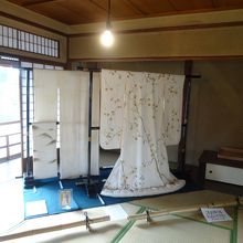 櫻谷氏がお孫さんの婚礼用に、手書きした打ち掛け。