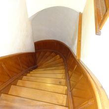 洋館の階段。　急なのですが、曲線がとても美しいこと×5！！